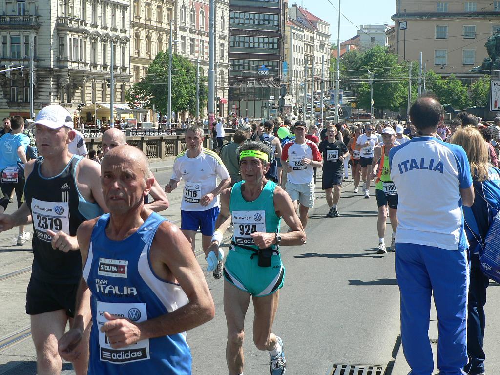 Maraton 08 070.jpg - běžci se zatím drží, nejvíc cizinců je překvapivě s Itálie (až 500)